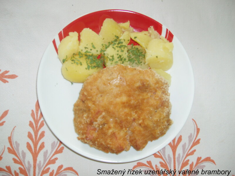 Smažený řízek uzenářský vařené brambory
